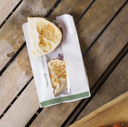 Torebka biała  fałdowa z oknem duża 25 x 15 x 6,5 (paczka 500 szt).